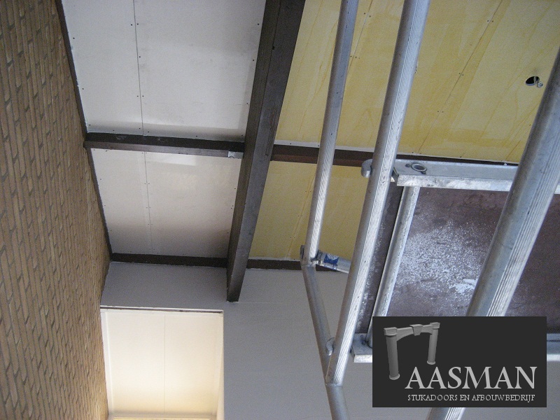 Klus in Drachten (hoog plafond) door Aasman Stukadoors